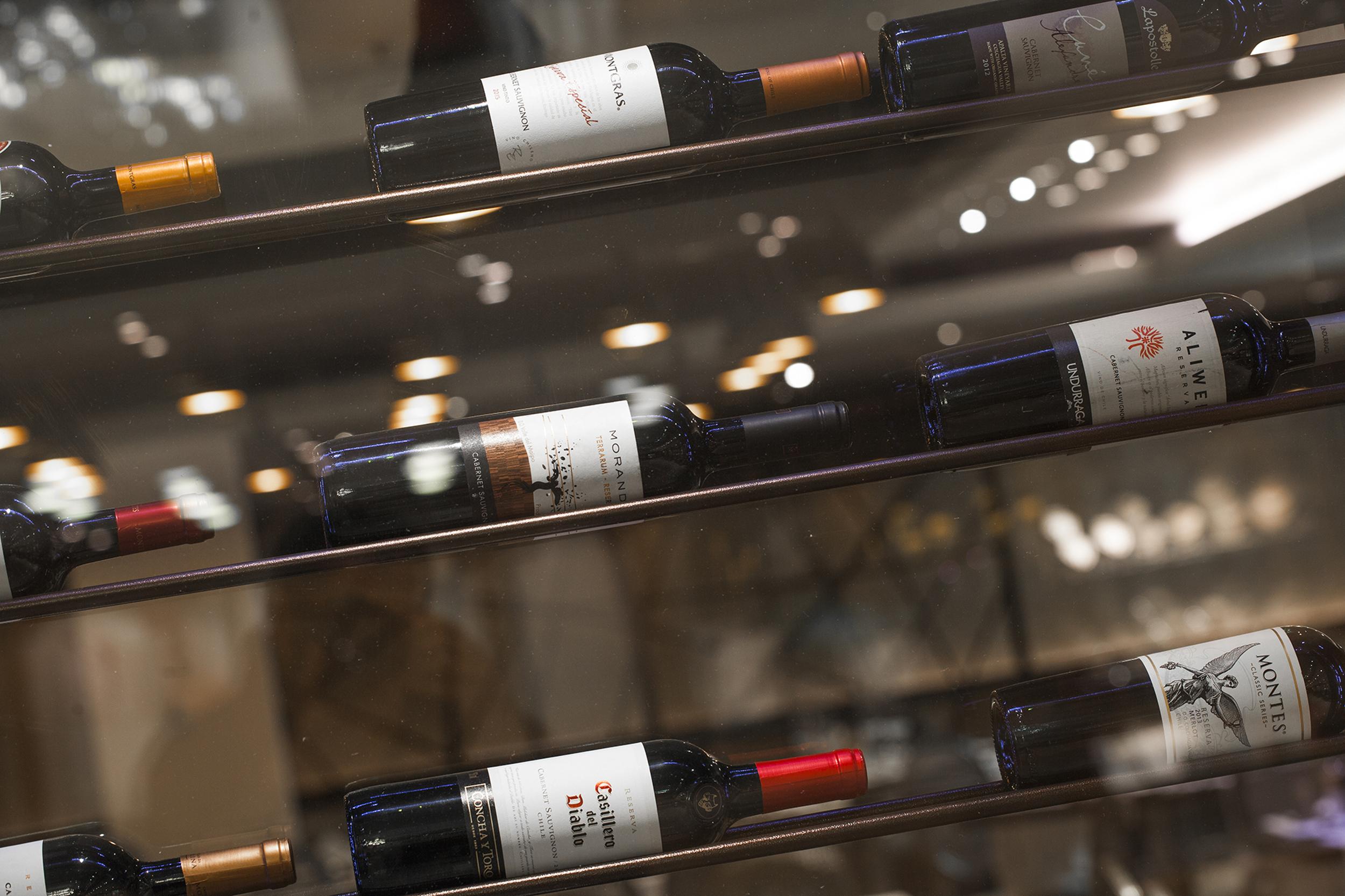 Hotel Regal Pacific ซานติอาโก ภายนอก รูปภาพ Wine bottles