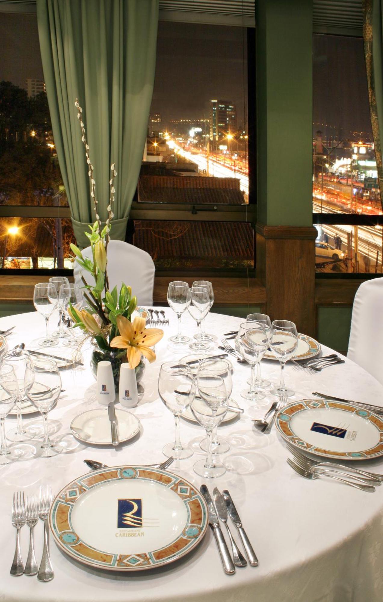Hotel Regal Pacific ซานติอาโก ภายนอก รูปภาพ A table set for dinner