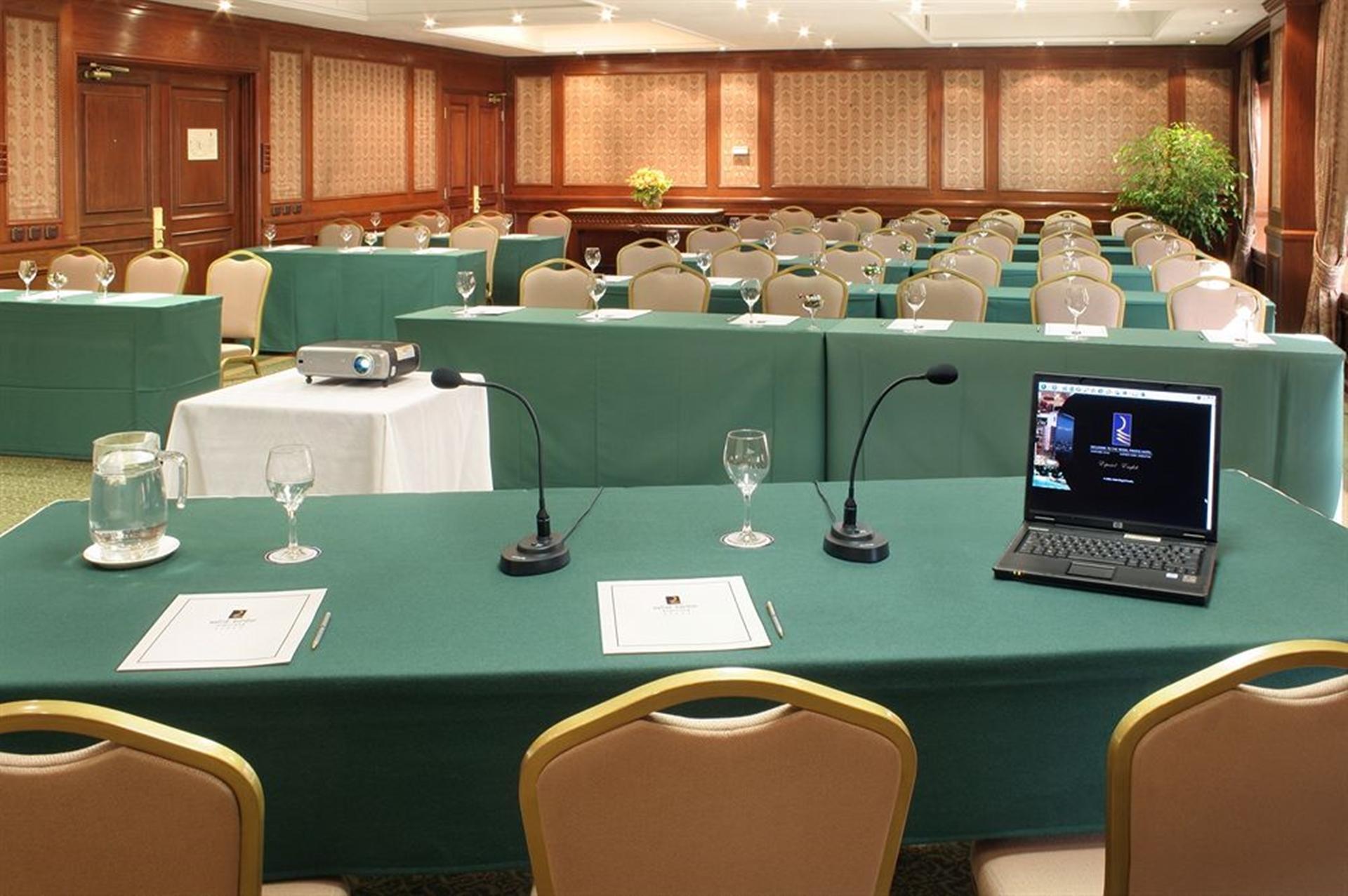 Hotel Regal Pacific ซานติอาโก ภายนอก รูปภาพ A telepresence system in use