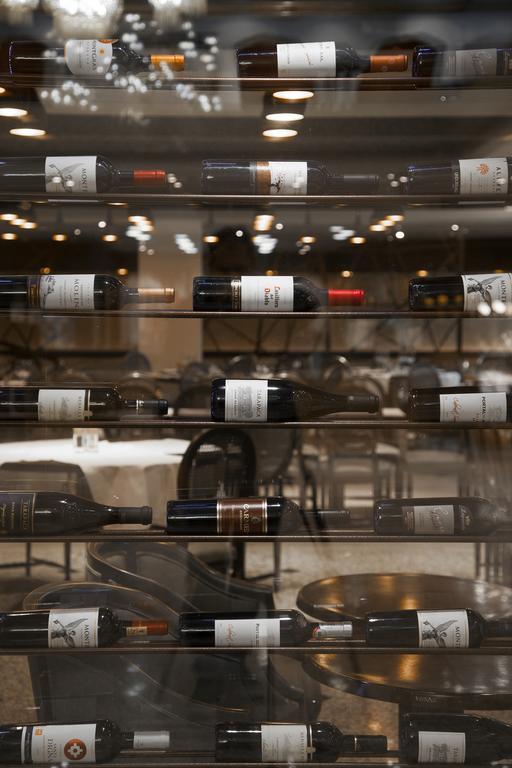 Hotel Regal Pacific ซานติอาโก ภายนอก รูปภาพ Wine bottles at a restaurant