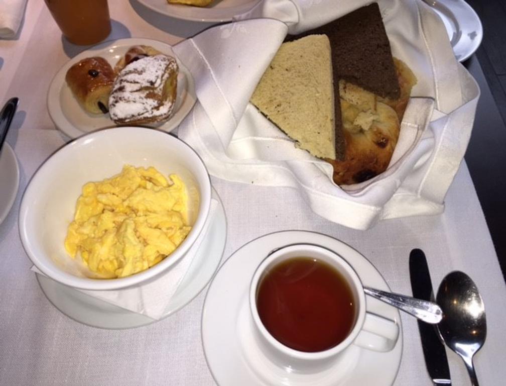 Hotel Regal Pacific ซานติอาโก ภายนอก รูปภาพ A typical breakfast at the restaurant