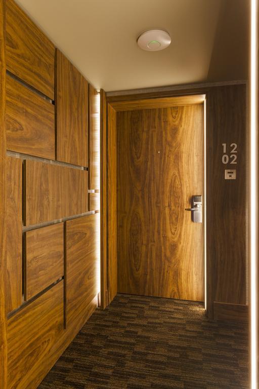 Hotel Regal Pacific ซานติอาโก ภายนอก รูปภาพ A door with a room number