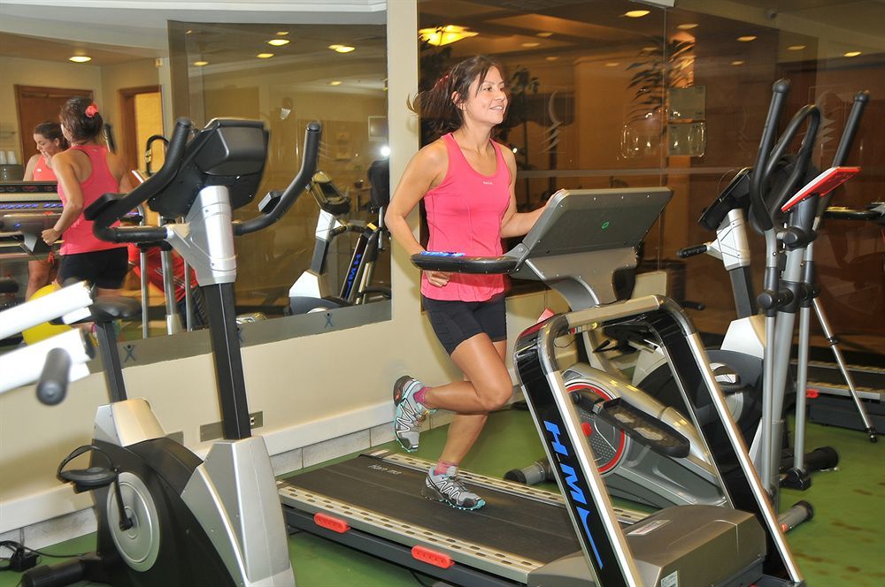 Hotel Regal Pacific ซานติอาโก ภายนอก รูปภาพ A woman on a treadmill